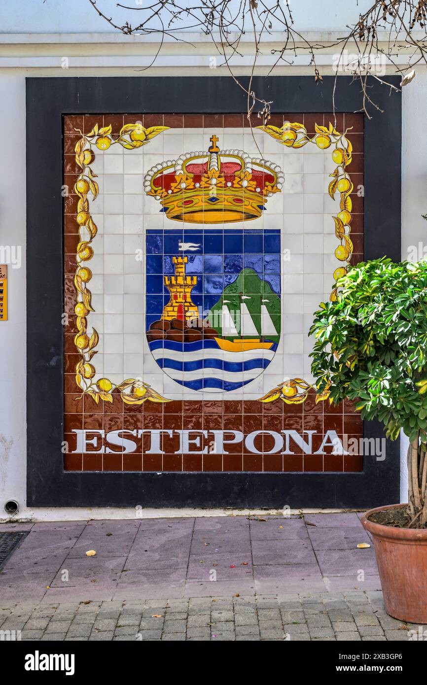 Estepona, stemma della città raffigurato in piastrelle. Foto Stock