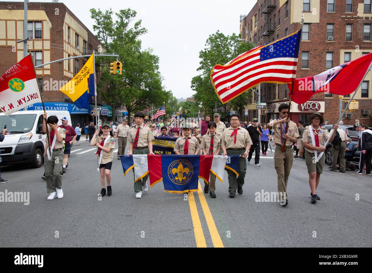 157th Memorial Day Parade il 27 maggio 2024 A BAY RIDGE, BROOKLYN, NEW YORK. I boy scout marciano nella parata. Foto Stock