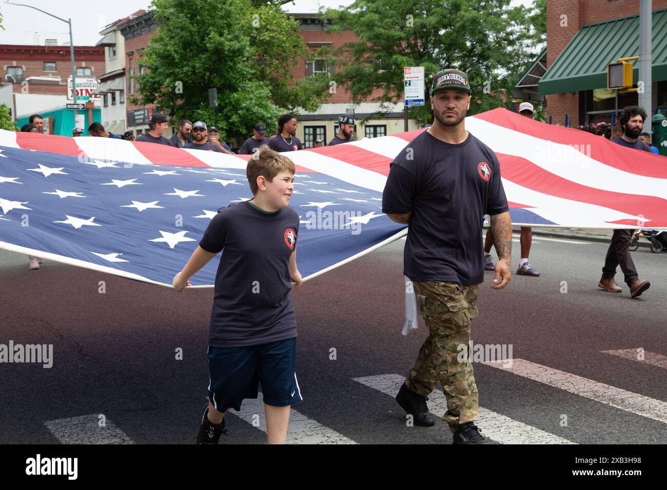 157th Memorial Day Parade il 27 maggio 2024 A BAY RIDGE, BROOKLYN, NEW YORK. Gli spettatori fanno il tifo per i membri dell'onb di Iron Workers Local 361 mentre marciano. Foto Stock