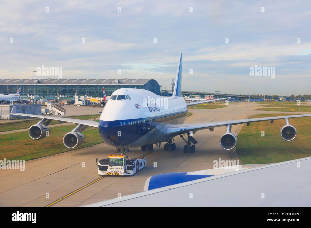 British Airways Boeing 747-400, G-BYGC, dipinto in colori retrò BOAC per celebrare il centenario di BA. Rimorchiato dalla Douglas Tractor Unit. Londra Heathrow, 20 anni Foto Stock
