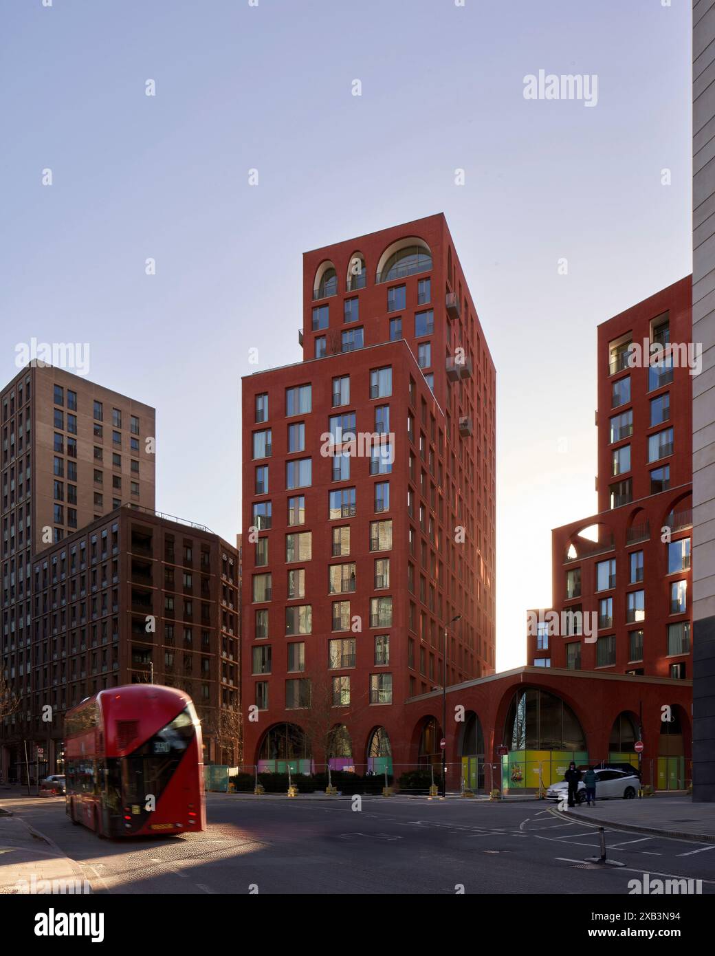 Scena di strada attraverso l'incrocio - area dell'edificio Cadence oltre. Cadenza - King's Cross, Londra, Regno Unito. Architetto: Alison Brooks Architects L Foto Stock