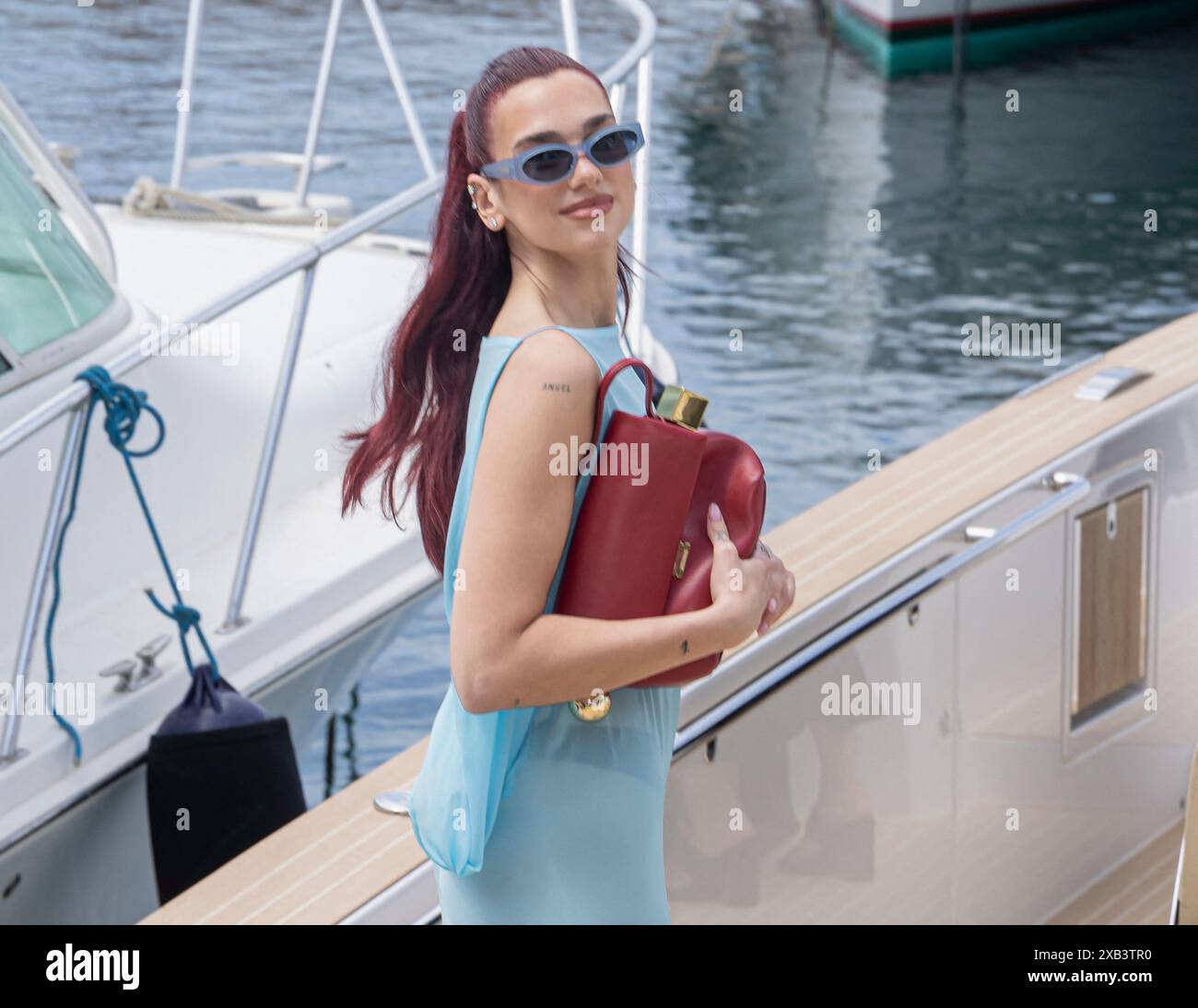 Capri, Italia. 10 giugno 2024. Dua Lipa viene avvistata al Marina grande peer di Capri, il 10 giugno 2024, per partecipare al "la Casa" Cruise Collection Show a Casa Malaparte. Foto di Marco Piovanotto/ABACAPRESS. COM credito: Abaca Press/Alamy Live News Foto Stock