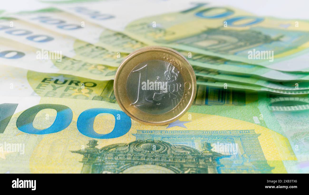 Banconote e monete in euro - valuta ufficiale di un gran numero di paesi europei. Foto Stock