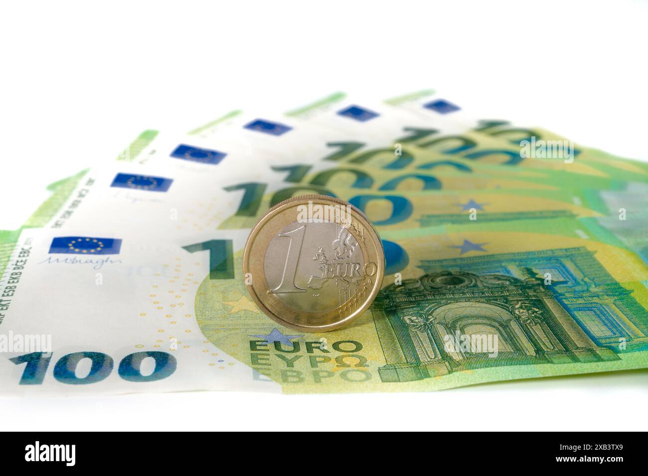 Banconote e monete in euro - valuta ufficiale di un gran numero di paesi europei. Foto Stock
