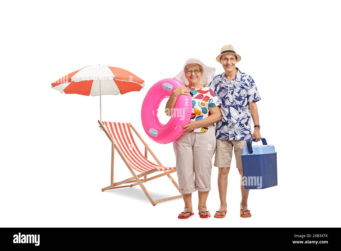 Ritratto a figura intera di turisti anziani con un anello da nuoto e una scatola di raffreddamento accanto a una sedia da spiaggia isolata su sfondo bianco Foto Stock
