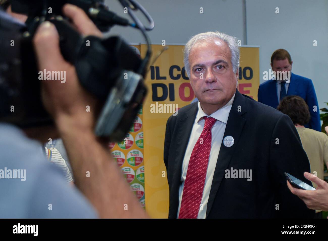 Roma, Italia. 10 giugno 2024. Roberto Salis, padre dell'attivista antifascista detenuto in Ungheria Ilaria Salis eletta al Parlamento europeo, parla con la stampa durante una conferenza stampa indetta dal partito Alleanza Verdi sinistra per commentare il risultato elettorale ottenuto alle elezioni europee del 2024 a Roma. Credito: SOPA Images Limited/Alamy Live News Foto Stock