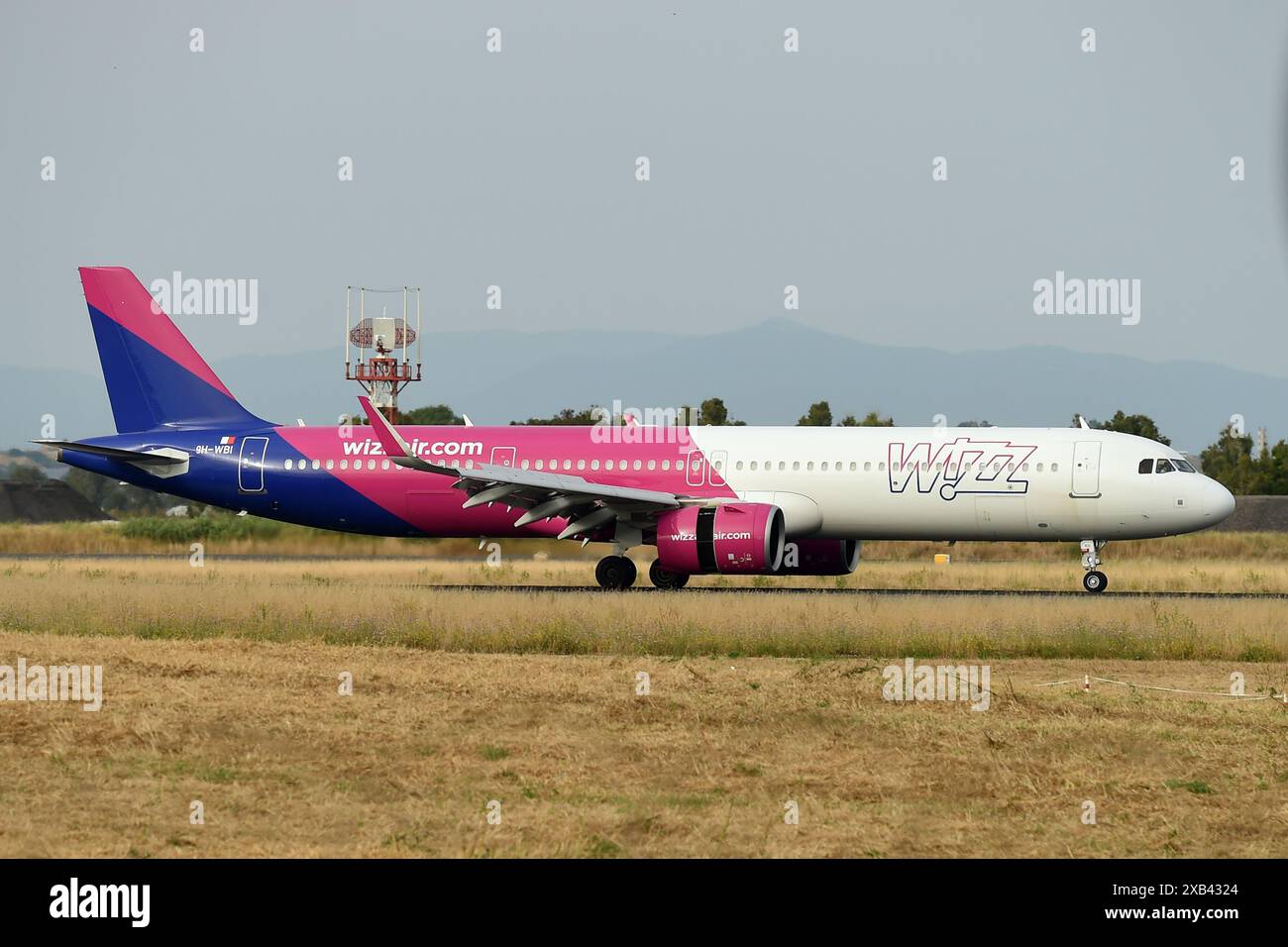 Roma, Lazio. 8 giugno 2024. Airbus A321 Wizz Air . Aereo per l'aeroporto di Fiumicino. Fiumicino (Italia), 09 giugno 2024. Foto 01 credito: Agenzia fotografica indipendente/Alamy Live News Foto Stock