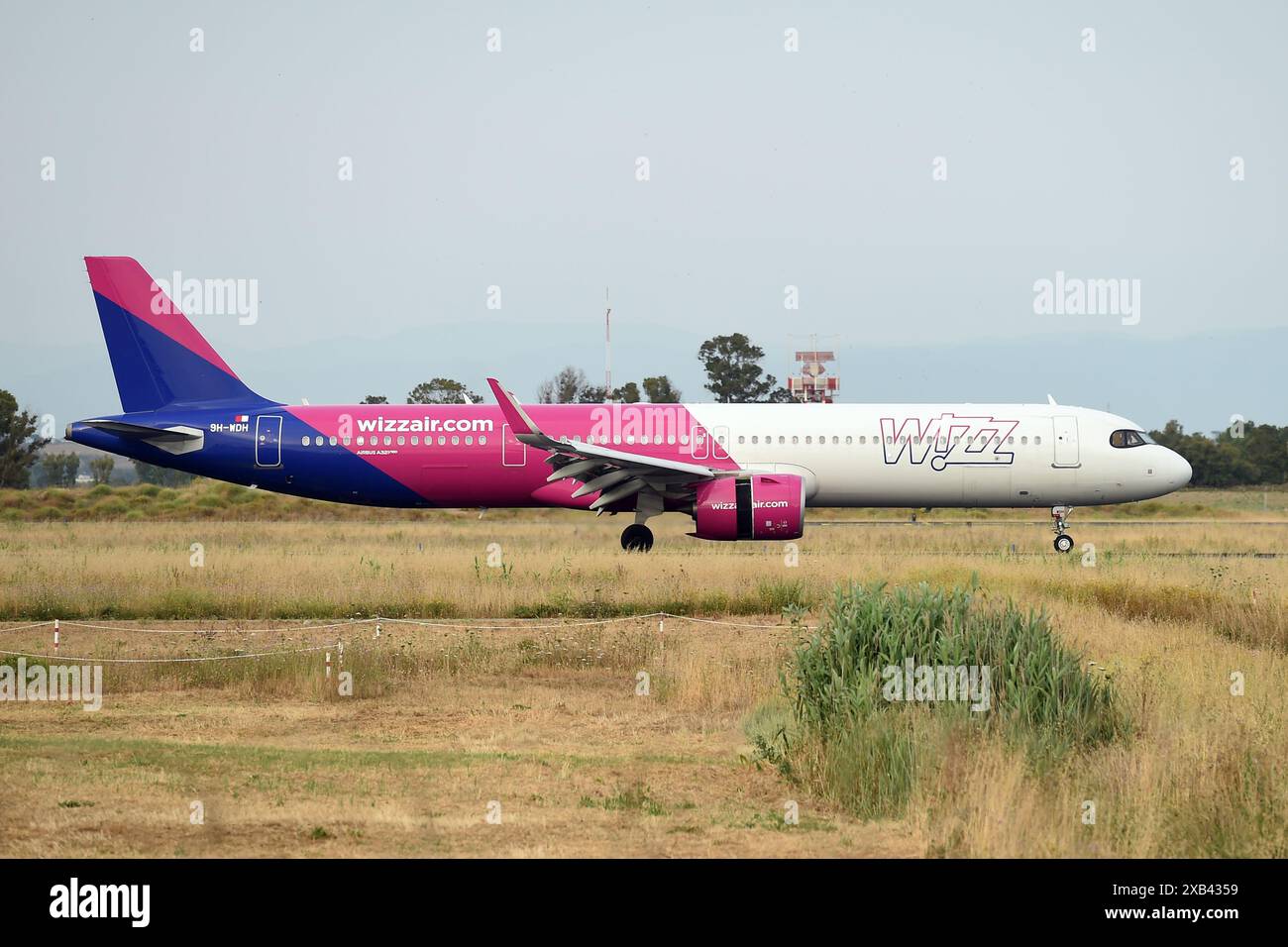 Roma, Lazio. 8 giugno 2024. Airbus A321Neo Wizz Air . Aereo per l'aeroporto di Fiumicino. Fiumicino (Italia), 09 giugno 2024. Foto 01 credito: Agenzia fotografica indipendente/Alamy Live News Foto Stock