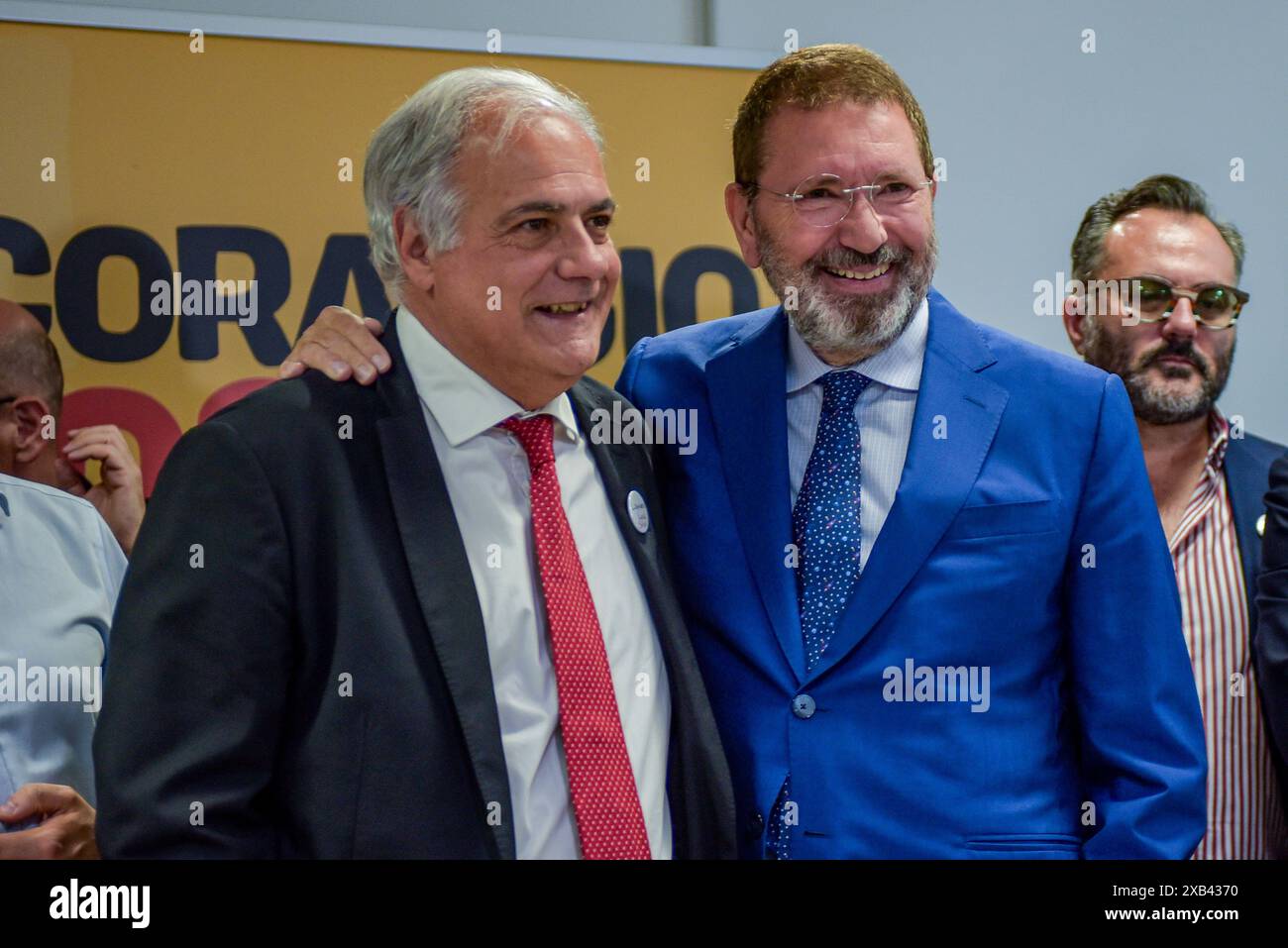 Roma, Italia. 10 giugno 2024. Ignazio Marino (R), ex sindaco di Roma, e Roberto Salis (L), padre dell'attivista antifascista Ilaria Salis in carcere in Ungheria eletto al Parlamento europeo, partecipa a una conferenza stampa indetta dal partito Alleanza Verdi sinistra per commentare il risultato elettorale ottenuto alle elezioni europee del 2024 a Roma. (Foto di Vincenzo Nuzzolese/SOPA Images/Sipa USA) credito: SIPA USA/Alamy Live News Foto Stock