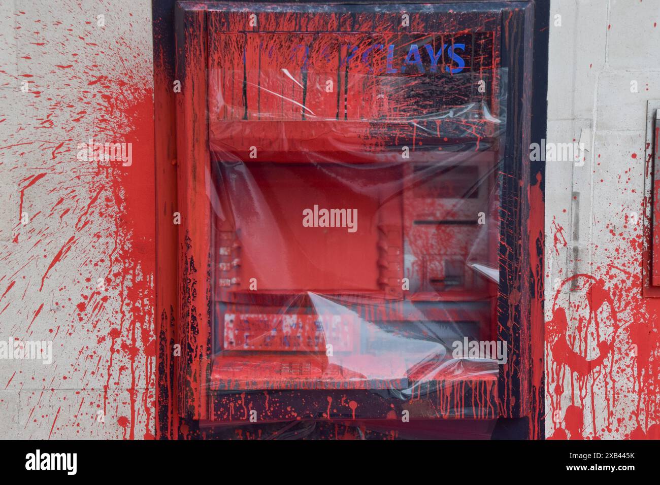 Londra, Regno Unito. 10 giugno 2024. Un bancomat presso la Barclays Bank nel bosco di San Giovanni è coperto di vernice rossa e danneggiato. Gli attivisti del gruppo Palestine Action hanno sbattuto le finestre e spruzzato vernice rossa su diversi rami di Barclays, chiedendo ai divini della banca il commercio di armi di Israele. (Foto di Vuk Valcic/SOPA Images/Sipa USA) credito: SIPA USA/Alamy Live News Foto Stock