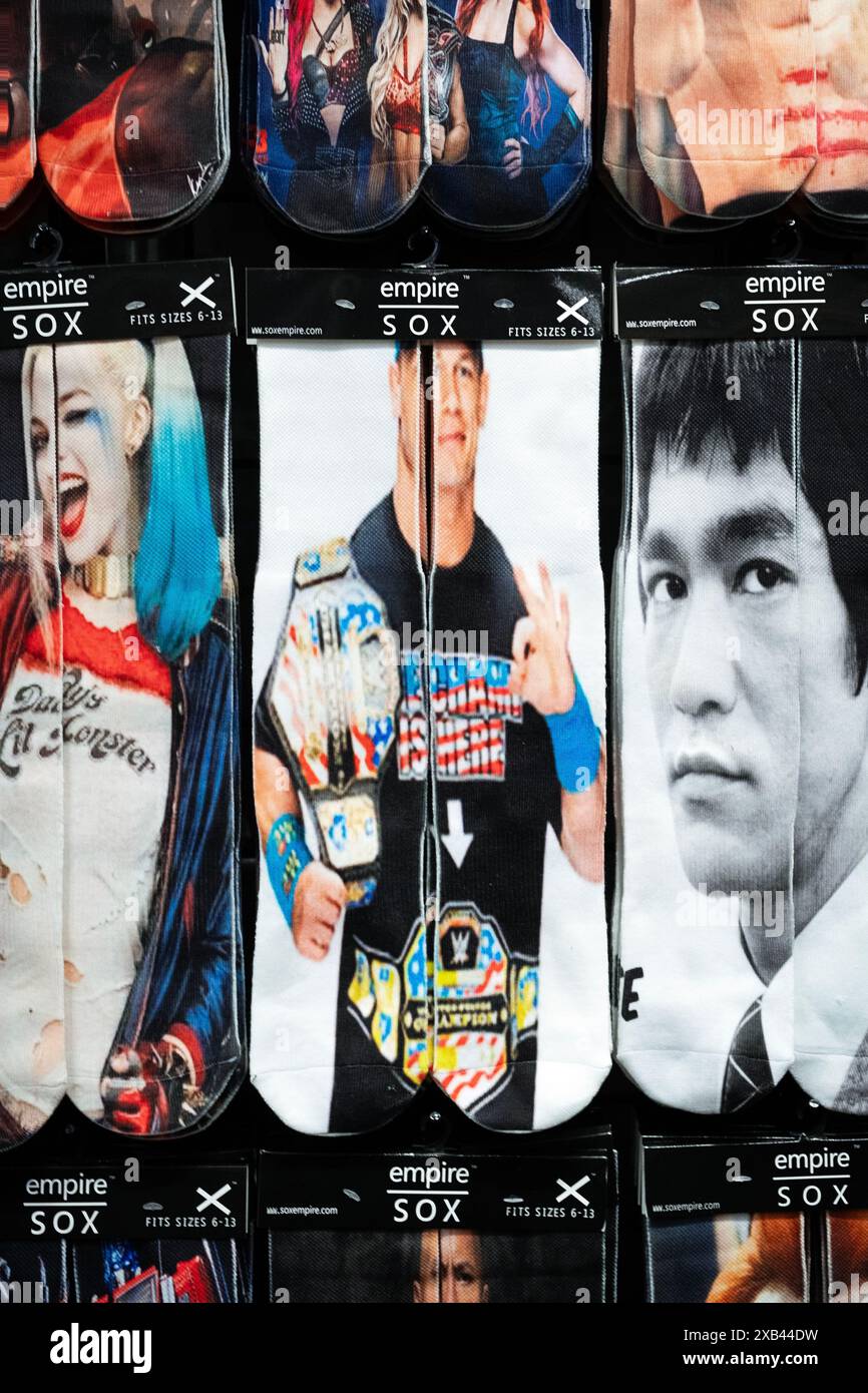 Calze colorate John cena in vendita all'Empire Sox nel Danbury Fair Mall nel Connecticut. Foto Stock