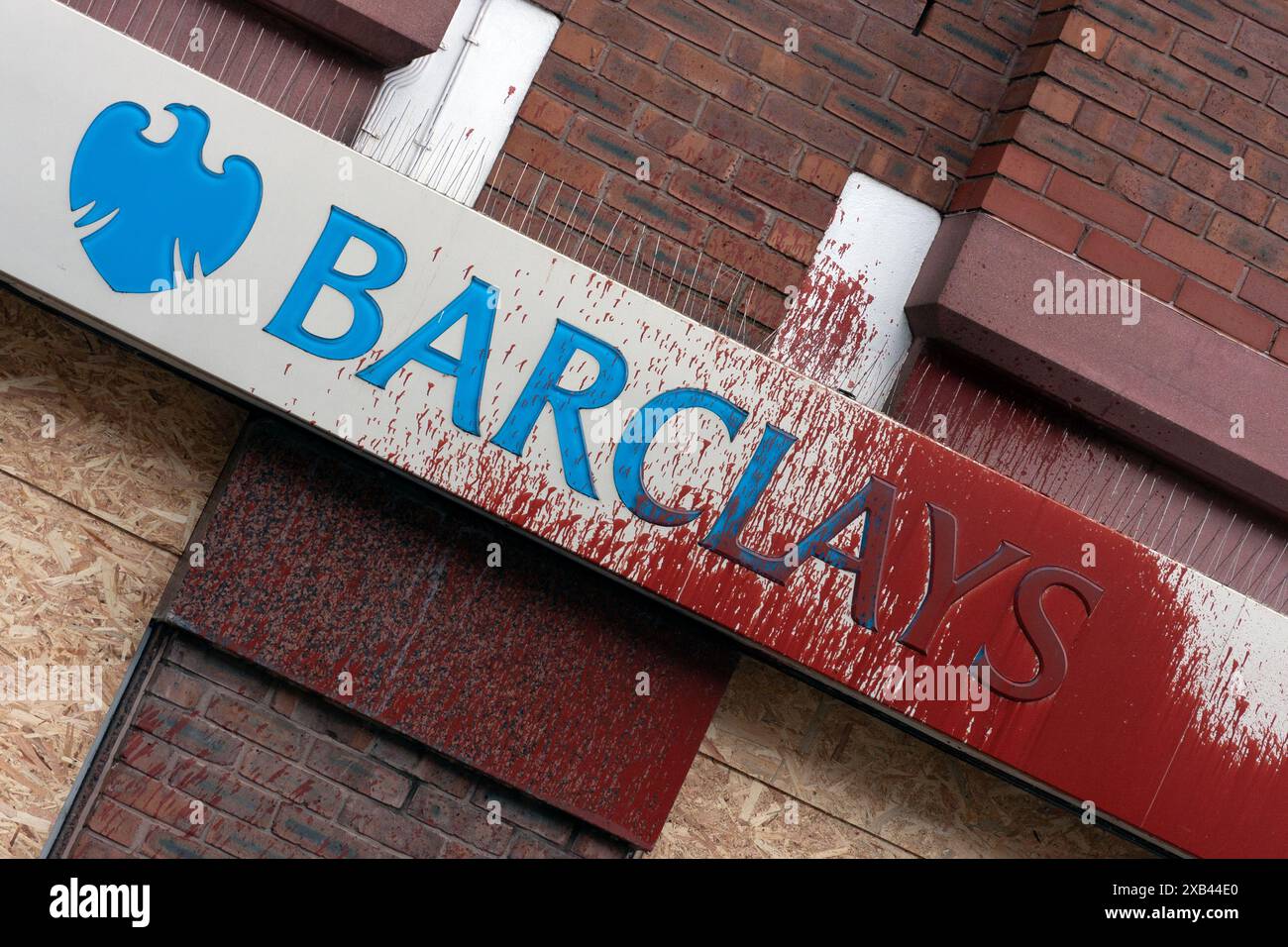 La sezione di Stockport della Barclays Bank a seguito del vandalismo da parte degli attivisti della Pro Palestine e del cambiamento climatico Foto Stock