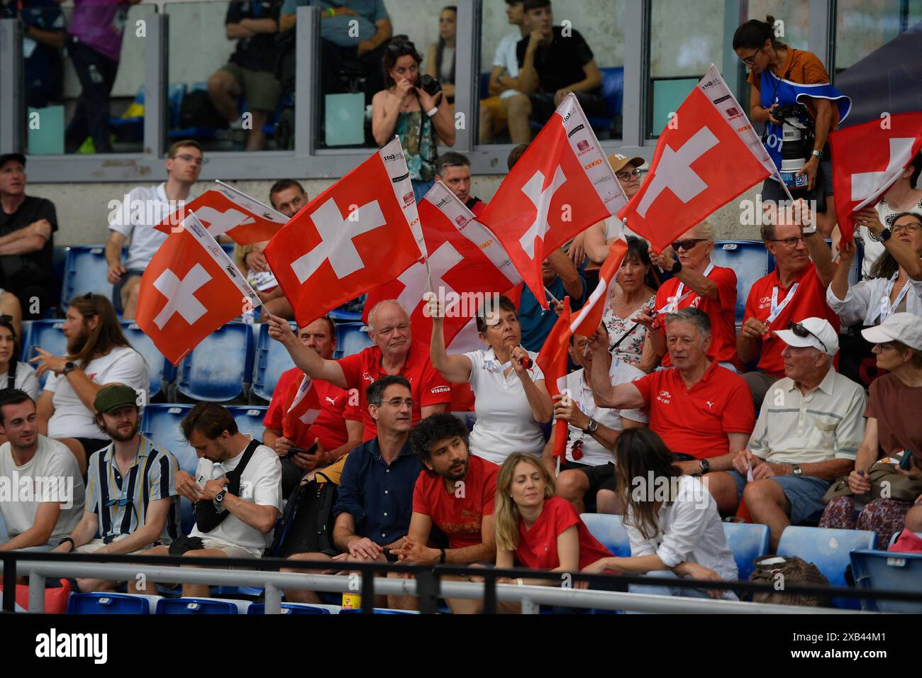 Roma, Italia. 8 giugno 2024. Suisse tifosi durante il giorno 2 di European Athletics 08 giugno 2024 allo Stadio Olimpico di Roma crediti: Agenzia fotografica indipendente/Alamy Live News Foto Stock