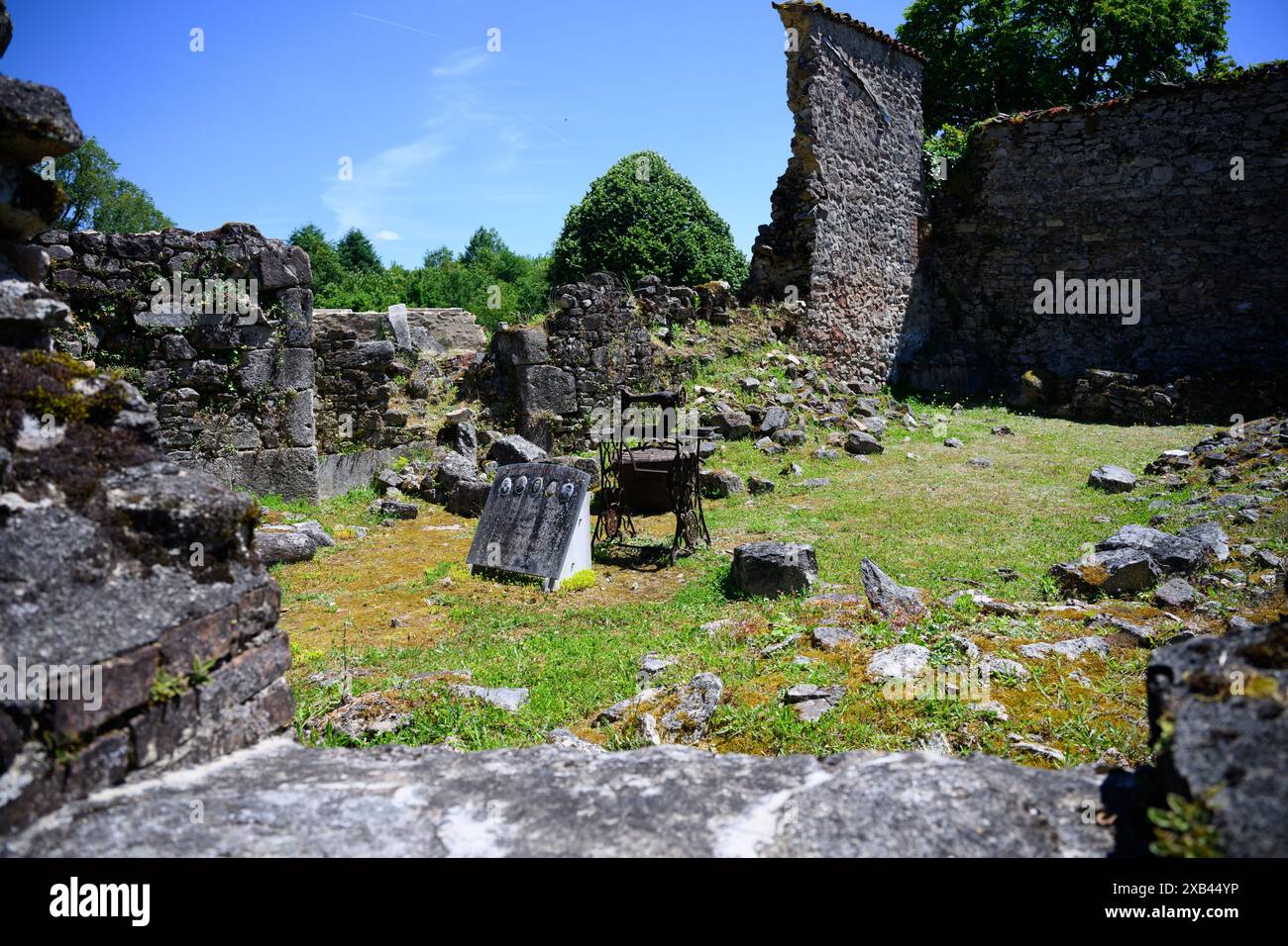 Oradour Sur Glane, Francia. 10 giugno 2024. Le rovine di edifici residenziali nel villaggio martirizzato di Oradour-Sur-Glane commemorano il massacro durante la seconda guerra mondiale. Il 10 giugno 1944, i membri della divisione delle SS "Das Reich" uccisero 643 civili a Oradour-Sur-Glane e distrussero completamente il villaggio. Quasi nessuno dei responsabili era ritenuto legalmente responsabile. Crediti: Bernd von Jutrczenka/dpa/Alamy Live News Foto Stock