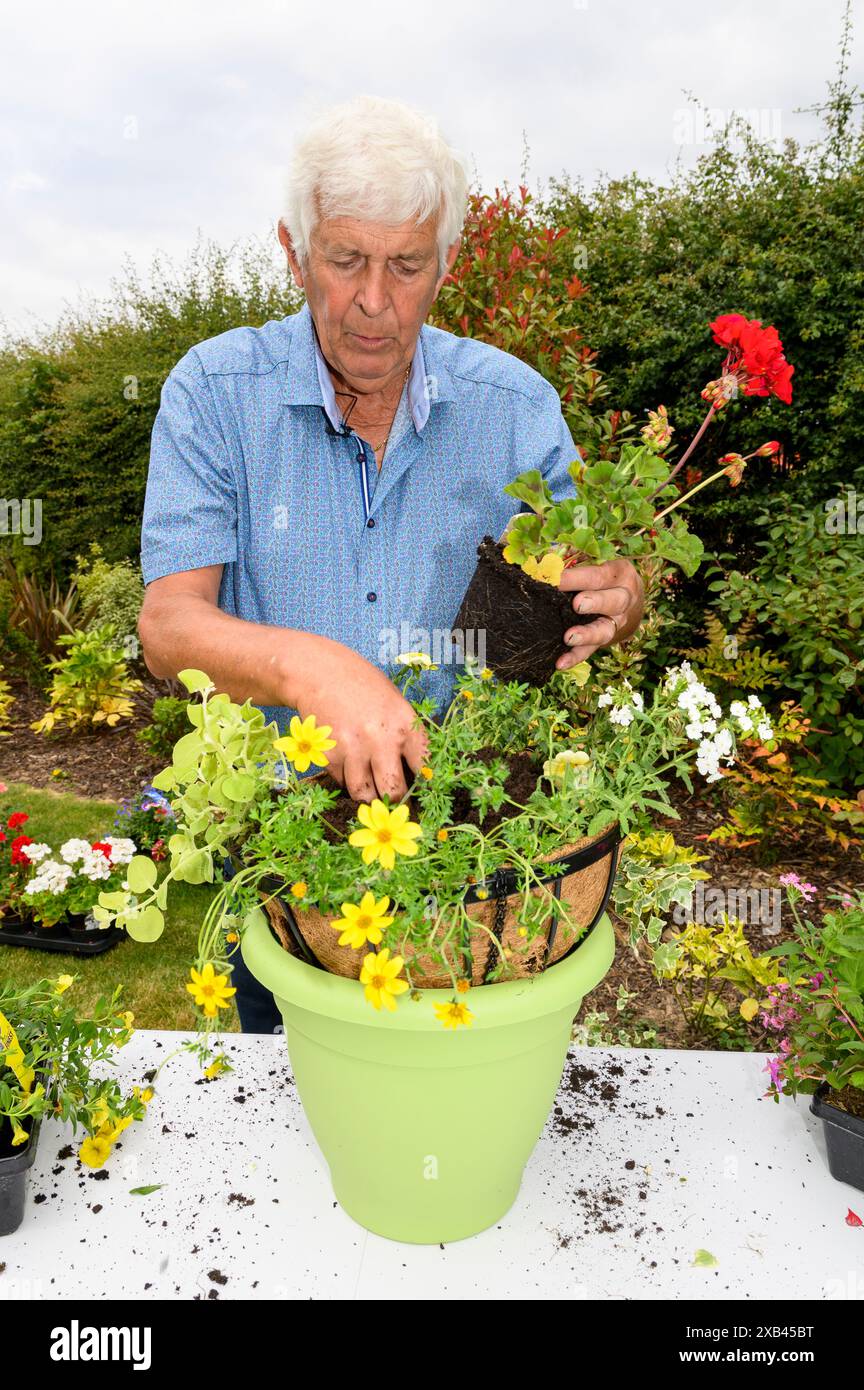 Il giardiniere della BBC radio 2 Terry Walton all'evento Redrow, Tinkinswood Green Gardening di sabato 6/7/19 Foto Stock