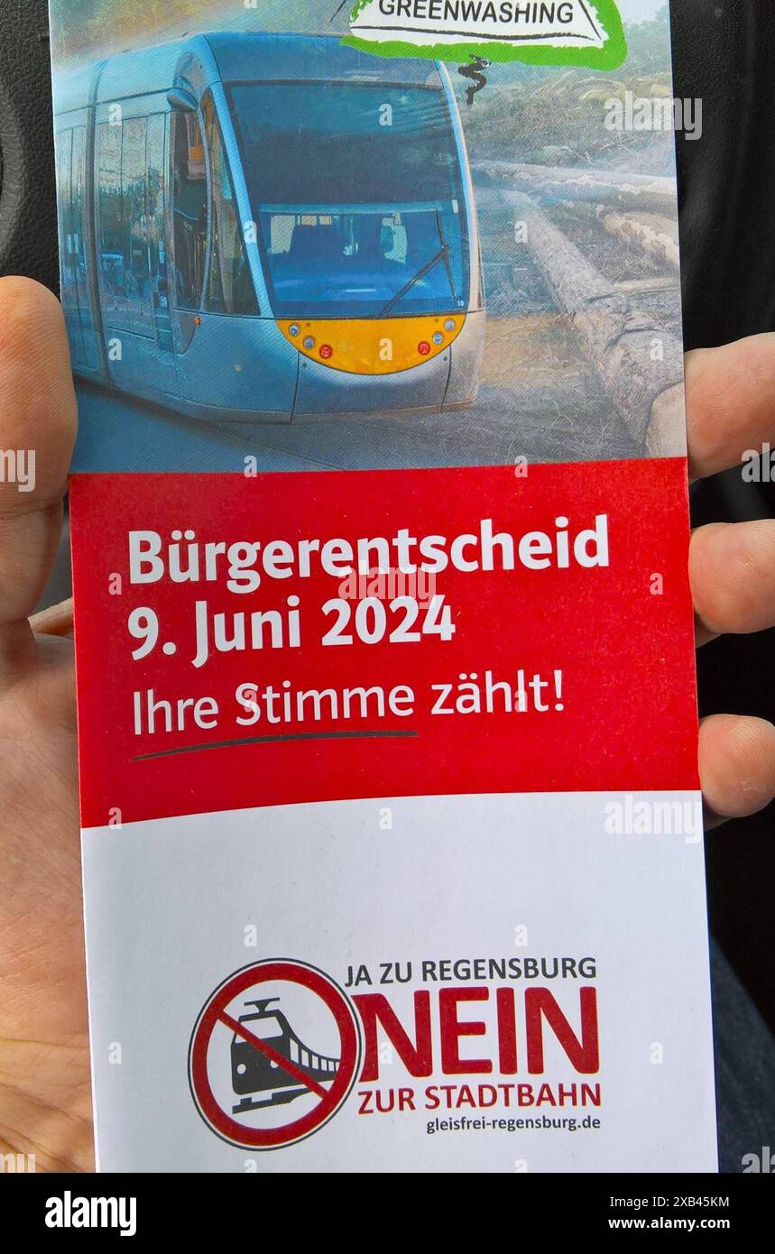 Regensburg, Bayern. Die Planung für eine Stadtbahn bzw Strassenbahn wird nicht fortgesetzt. DAS Ergebnis zum Bürgerentscheid, über den die Regensburger gestern abgestimmt haben, ist wie folgt ausgefallen: 53,6 Prozent der Wahlberechtigten sprachen sich gegen eine Trambahn aus und 46,4 waren dafür. Die Wahlbeteiligung der rund 117 000 Stimmberechtigten lag laut Angaben der Stadt bei 55,9 Prozent. DAS benötigte Quorum von 10 Prozent wurde somit deutlich übertroffen. Die Trambahn sollte den Süden mit dem Norden verbinden - ein Streckennetz von 17 Kilometern, verteilt auf zwei Linien. DAS Projekt Foto Stock