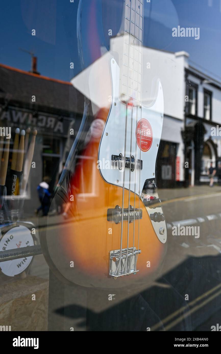 Conwy Wales Regno Unito 06-01-2024. Il basso elettrico Sunburst si riflette in una vetrina in una giornata di sole. Foto Stock