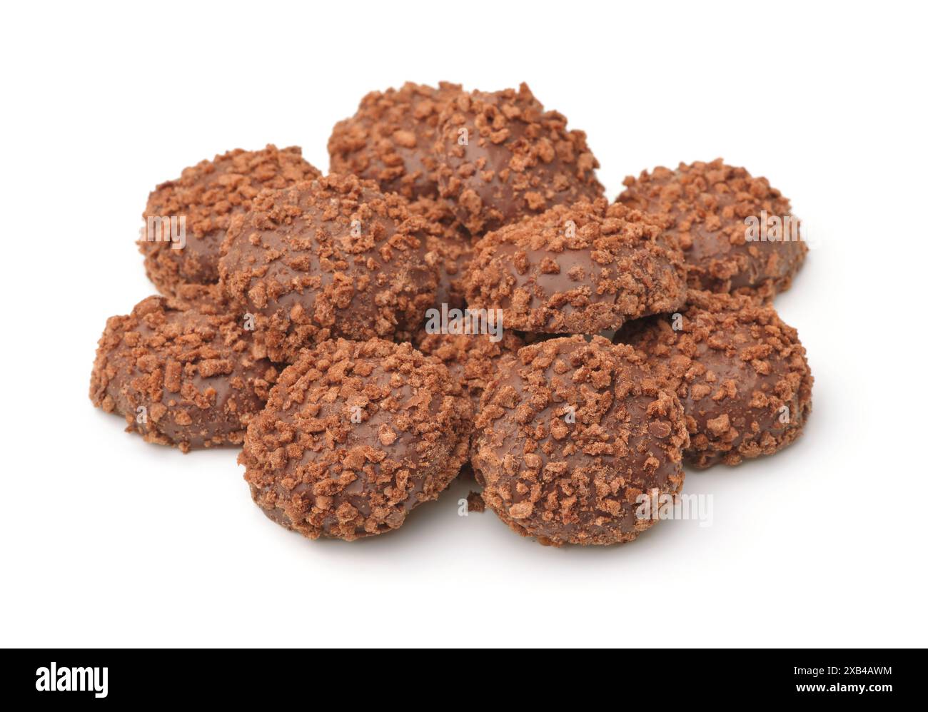 Mucchio di biscotti con briciole di cioccolato isolati su bianco Foto Stock
