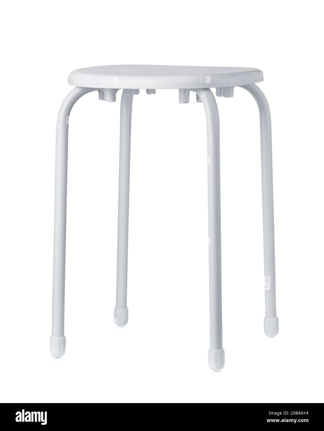 Sgabello in plastica con telaio in metallo bianco isolato su bianco Foto Stock
