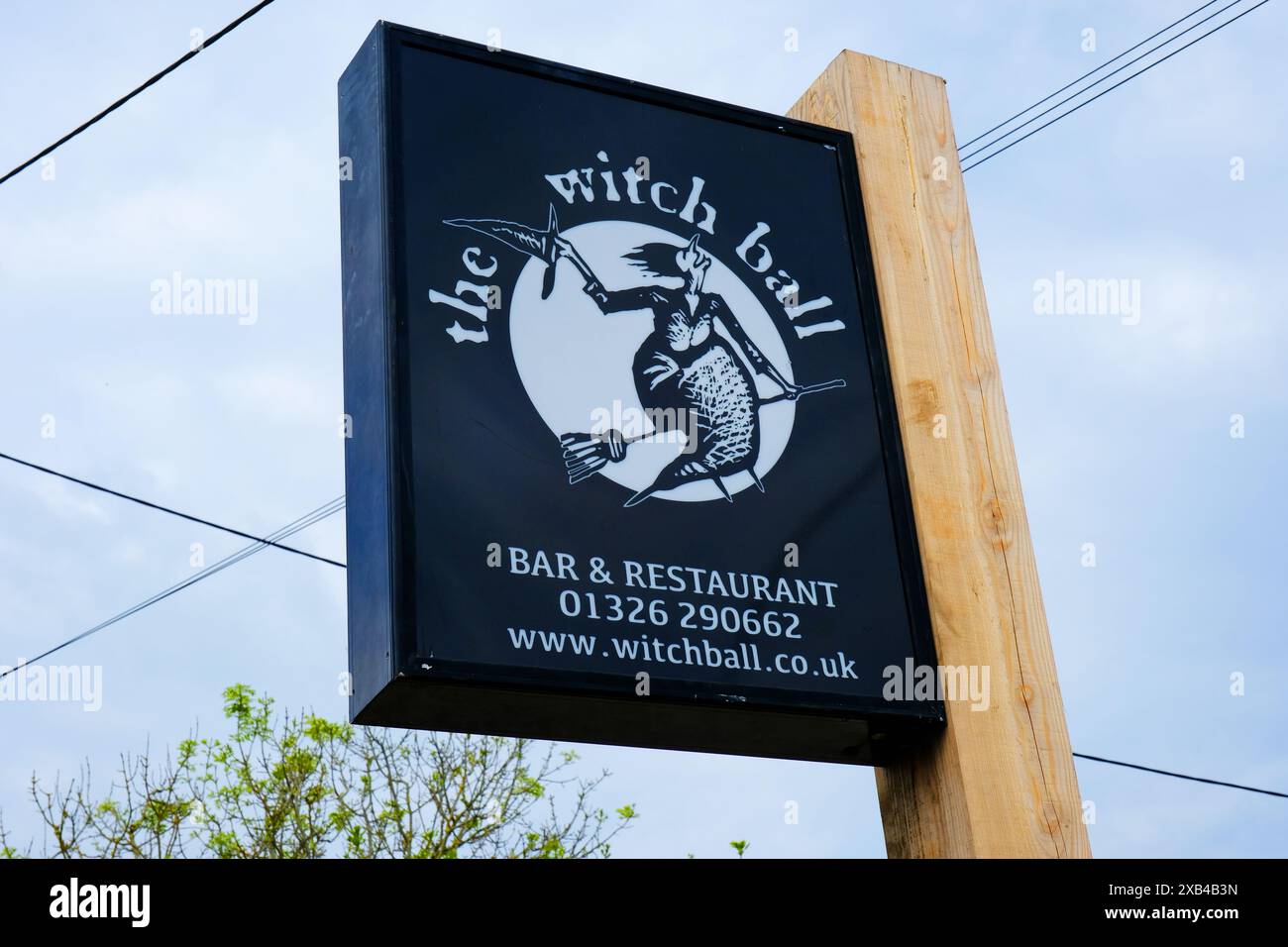 Il cartello del bar e ristorante The Witch Ball, The Lizard Village, Cornwall, Regno Unito - John Gollop Foto Stock