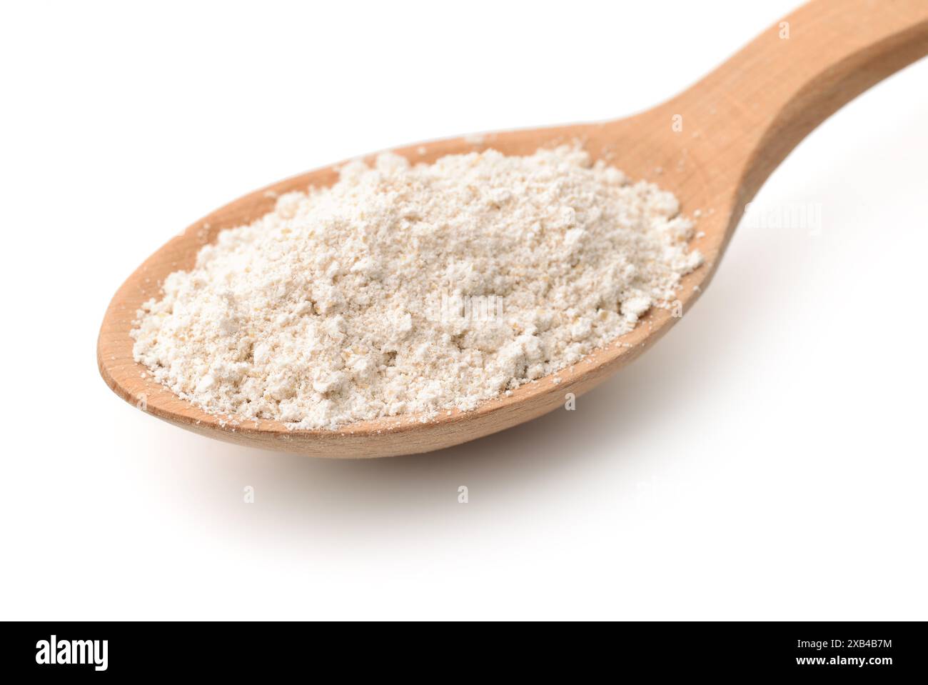 Cucchiaio di legno di farina d'avena senza glutine isolato su bianco Foto Stock