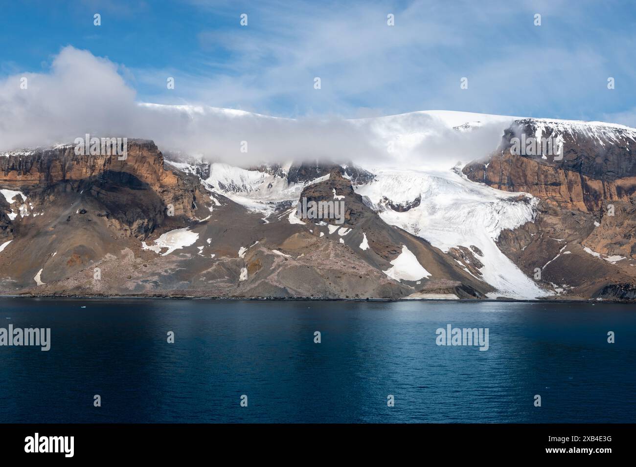 Paesaggio con neve che si scioglie sulle montagne, Hope Bay, Antartide. Foto Stock