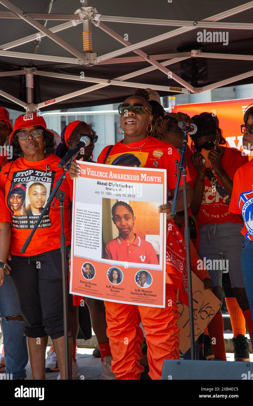 Donne e madri che hanno perso i propri cari per sparare violenza insieme a Foley Square, ospitata da NYC Moms Demand Action. Richiesta annuale delle mamme "Wear Orange Day" Foto Stock