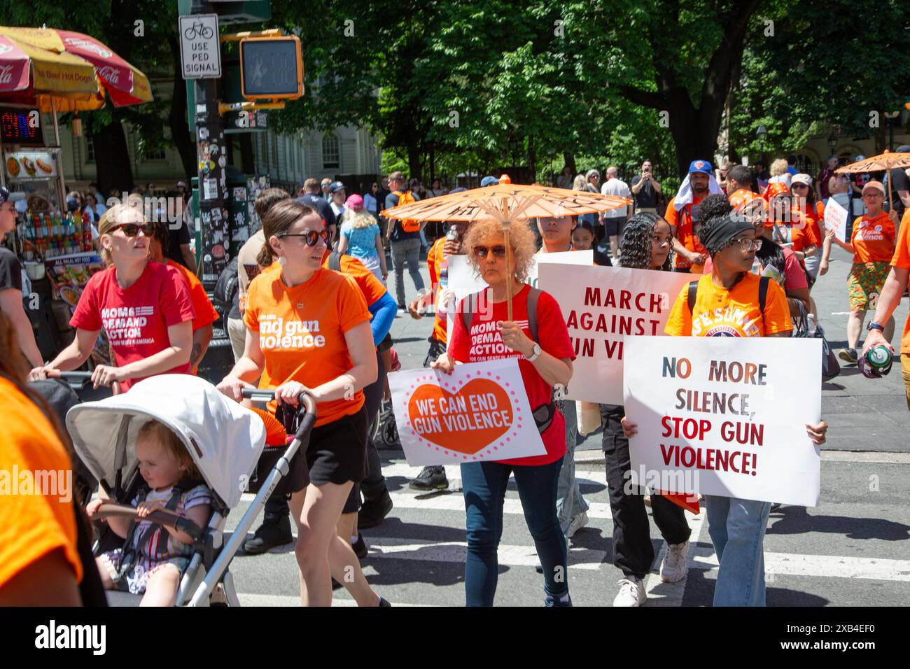 Annuale "Wear Orange Day" Moms Demand Action, per porre fine alla manifestazione di violenza delle armi e marciare sul ponte di Brooklyn da Manhattan a Brooklyn. marche simili Foto Stock