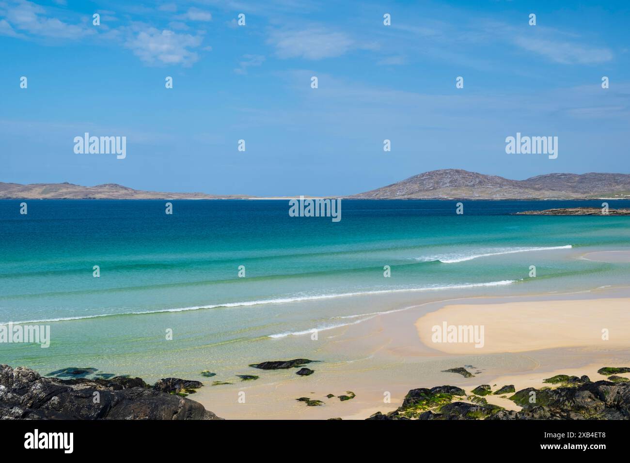 Onde lisce che si infrangono su Lar Beach - Traigh Lar sulla costa occidentale dell'Isola di Harris. Foto Stock