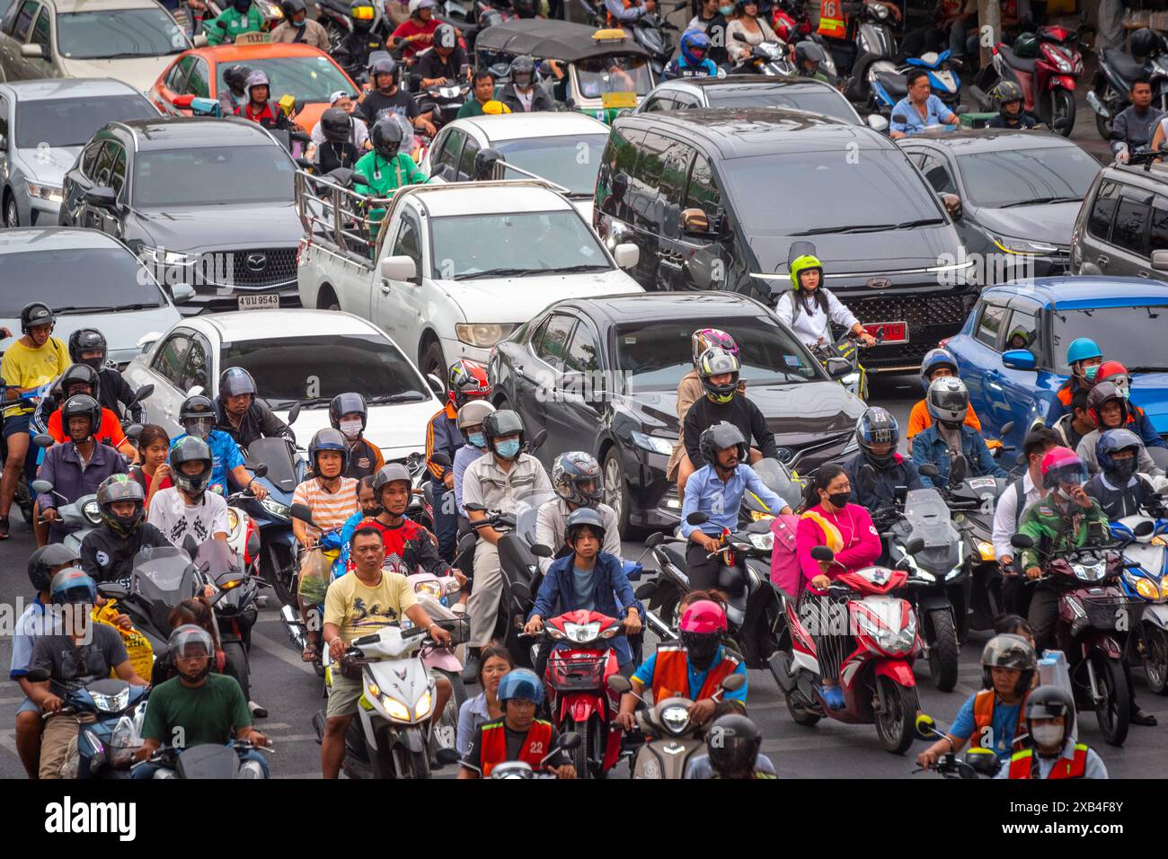 Bangkok, Thailandia - 28 marzo 2024: Traffico stradale all'incrocio tra Rama IV Road e Ratchadaphisek Road. Foto Stock