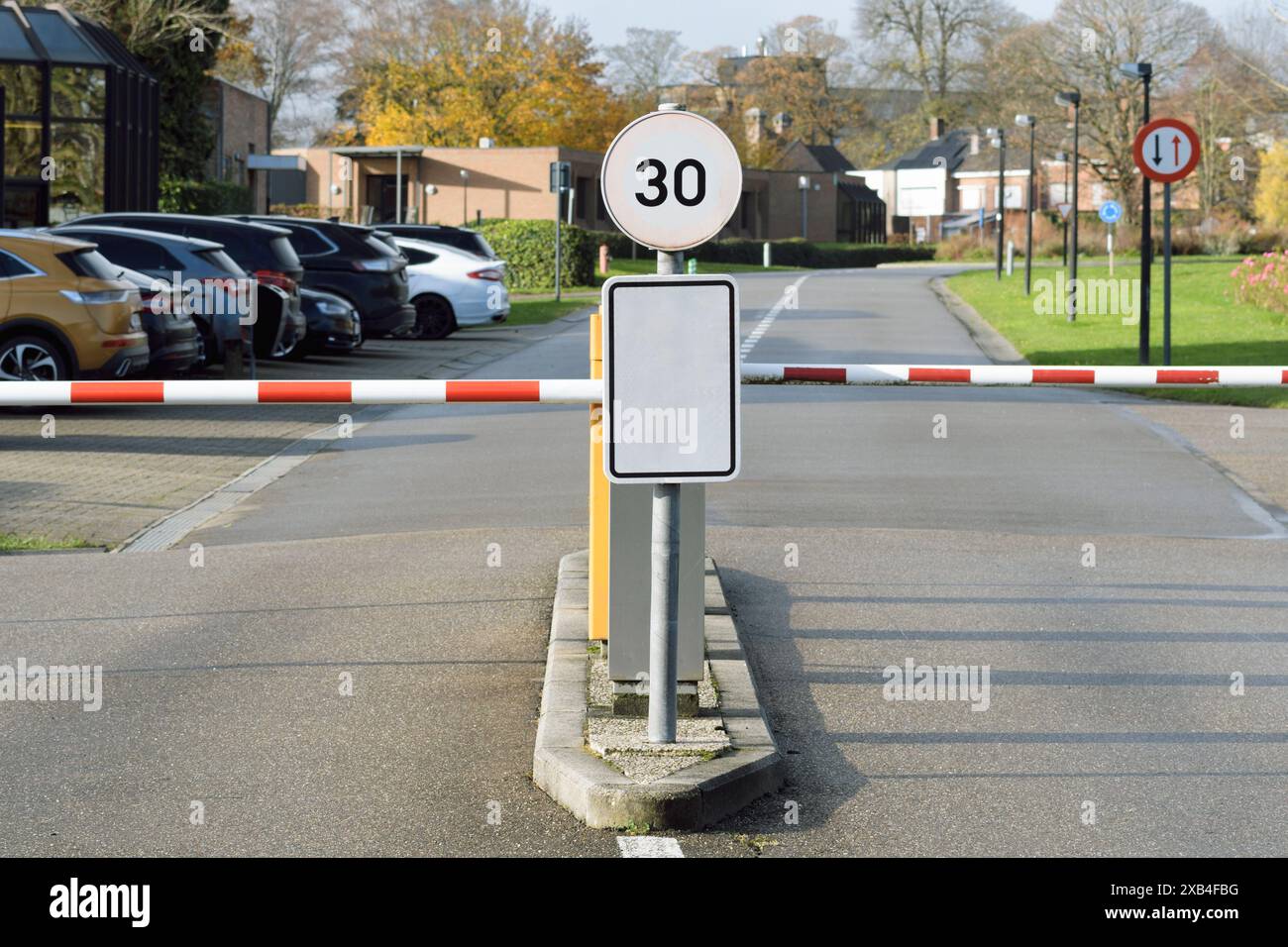 Parcheggio con barriera per auto per edifici aziendali in città. Segnali di chiarimento con spazio per testo, mockup Foto Stock
