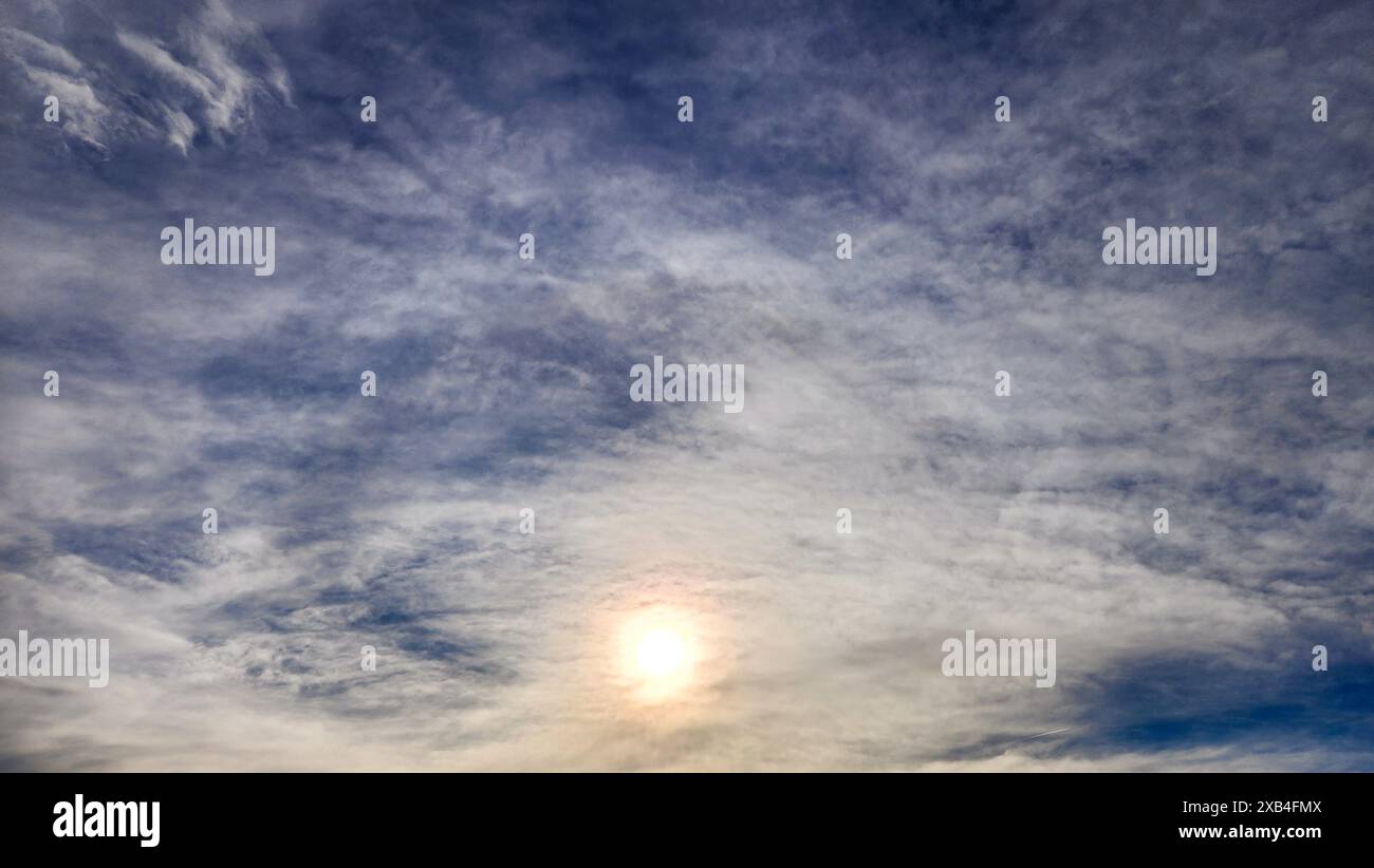 Colorato cielo nuvoloso al tramonto. La sfumatura del colore. Sky texture, la natura astratta sfondo Foto Stock