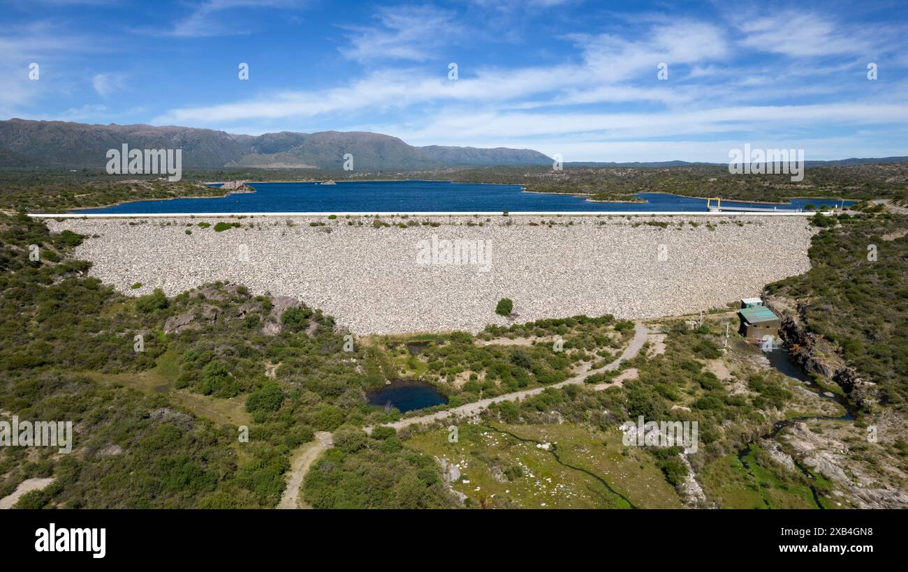 Primo piano di una diga con sfondo montuoso, a San Luis, Argentina. Foto Stock