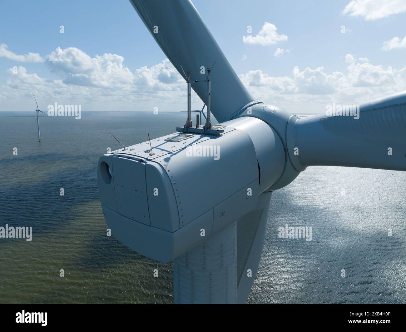 Turbine eoliche. Parco di mulini a vento offshore. Energia verde sostenibile. Parco eolico di Afsluitdijk, Paesi Bassi. Vista ravvicinata. Foto Stock