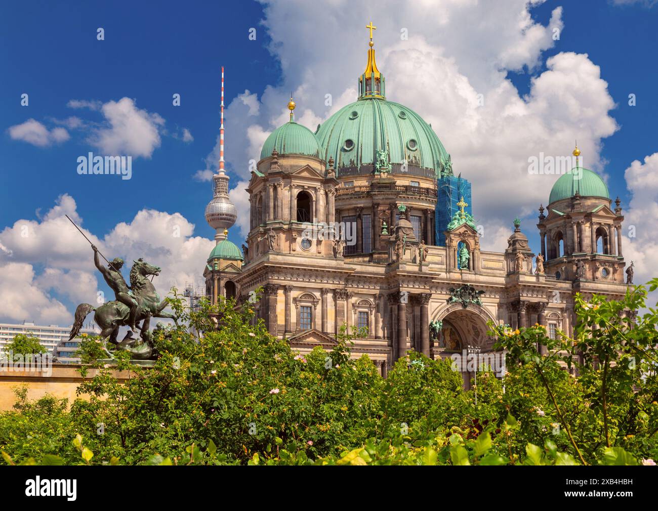 Berlino, Germania - 23 maggio 2024: Scultura in bronzo di un cavaliere di fronte al museo storico di manufatti greci sull'Isola dei Musei in una giornata di sole. Foto Stock