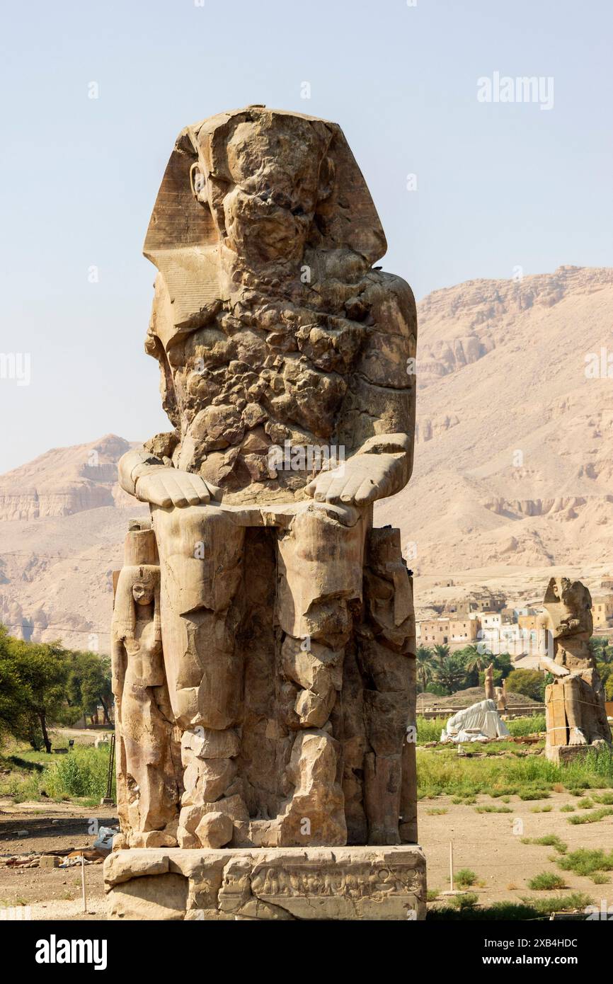 Colossi di Memnone, due enormi statue di pietra vicino a Luxor, Egitto, Nord Africa, Africa Foto Stock