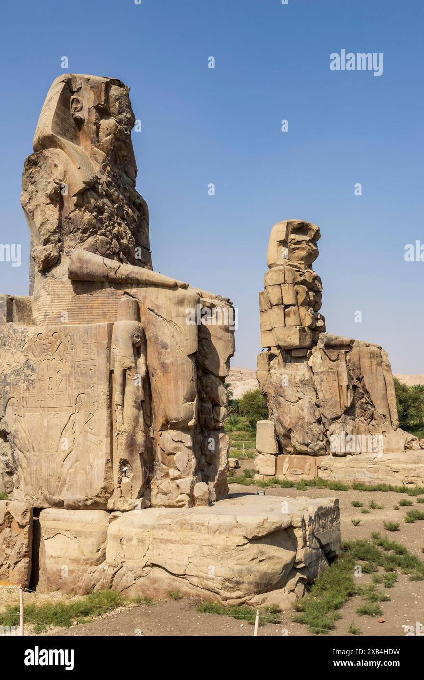 Colossi di Memnone, due enormi statue di pietra vicino a Luxor, Egitto, Nord Africa, Africa Foto Stock