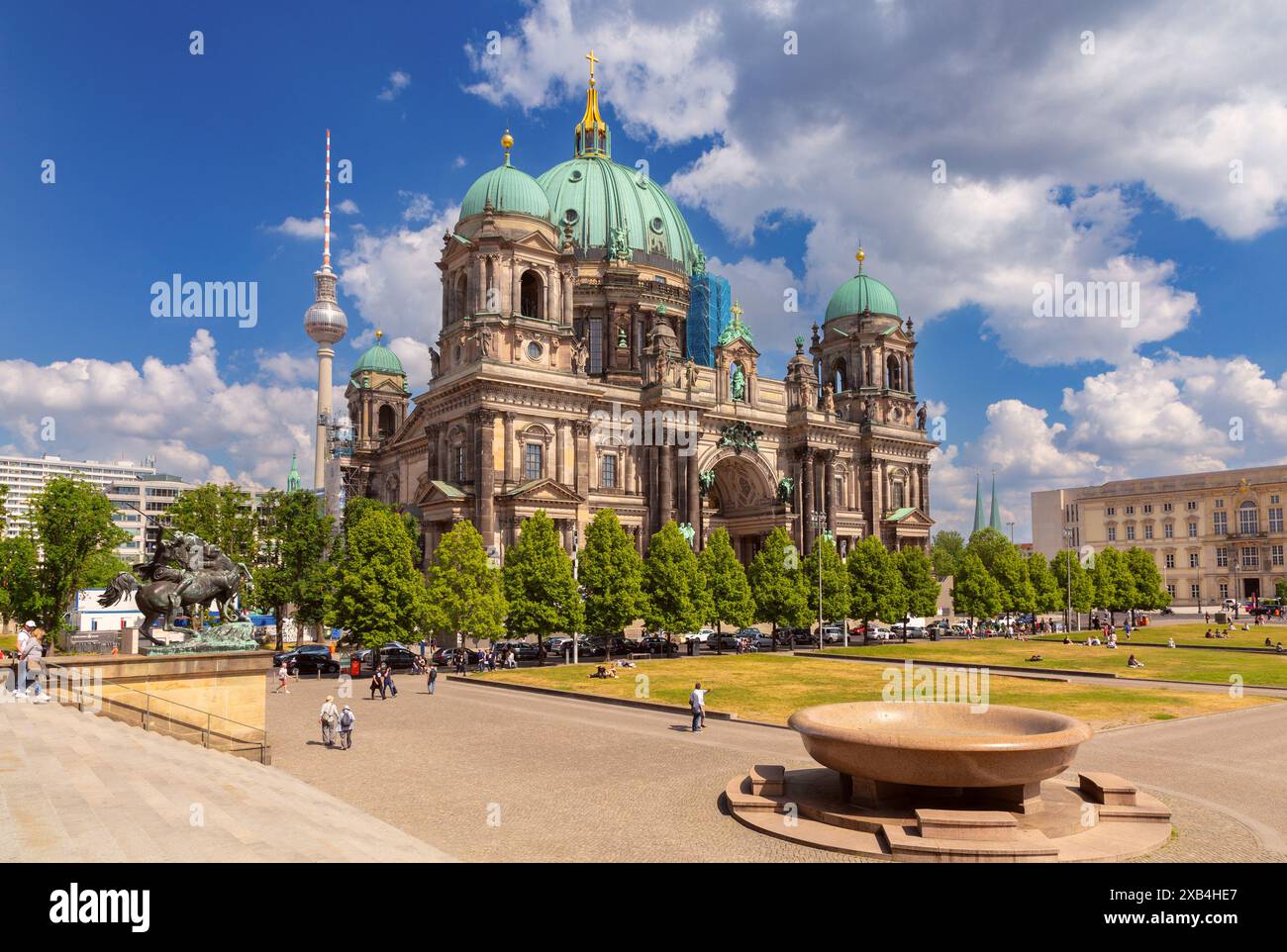 Berlino, Germania - 23 maggio 2024: Grande ciotola di granito di fronte al museo storico di manufatti greci sull'Isola dei Musei in una giornata di sole. Foto Stock