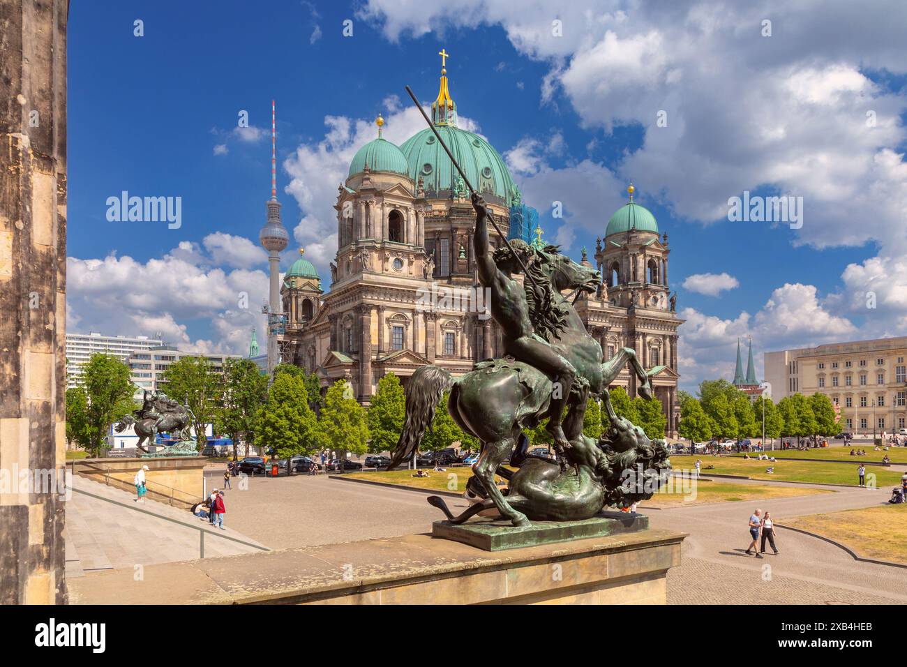 Berlino, Germania - 23 maggio 2024: Scultura in bronzo di un cavaliere di fronte al museo storico di manufatti greci sull'Isola dei Musei in una giornata di sole. Foto Stock