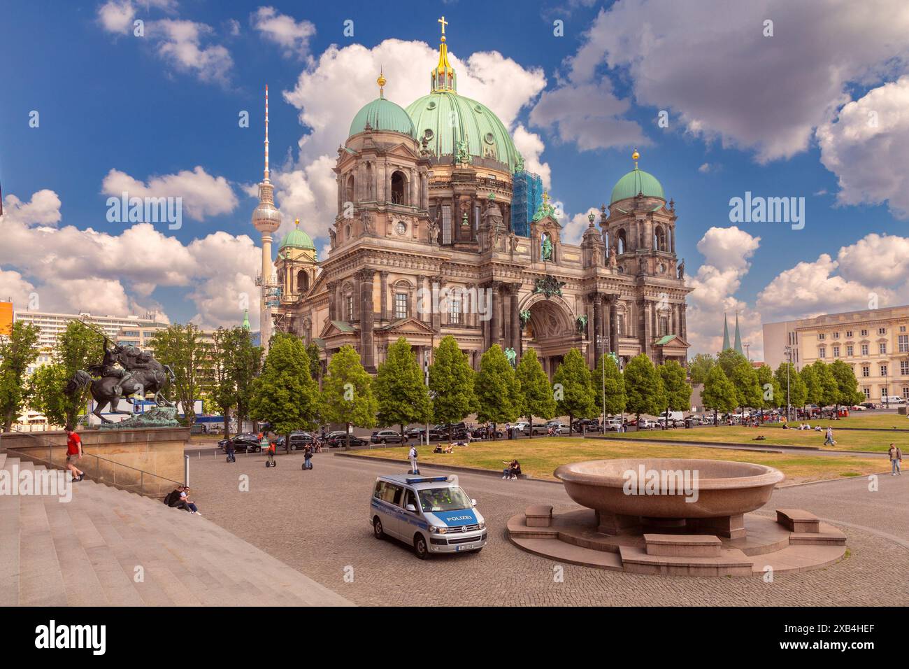 Berlino, Germania - 23 maggio 2024: Grande ciotola di granito di fronte al museo storico di manufatti greci sull'Isola dei Musei in una giornata di sole. Foto Stock