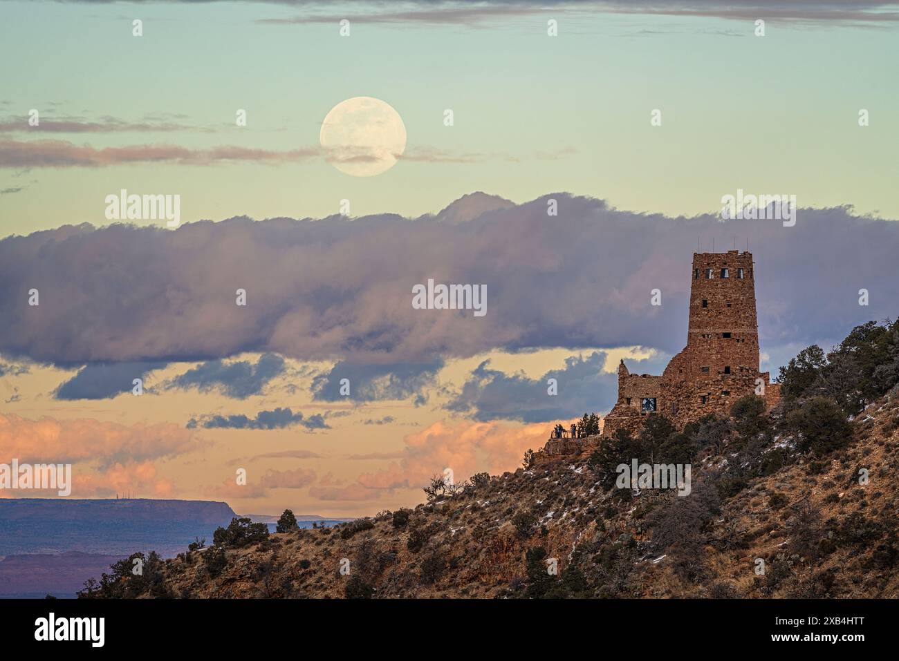 Luna invernale che si innalza sulla torre di guardia Desert View nel Parco Nazionale del Grand Canyon, Arizona Foto Stock