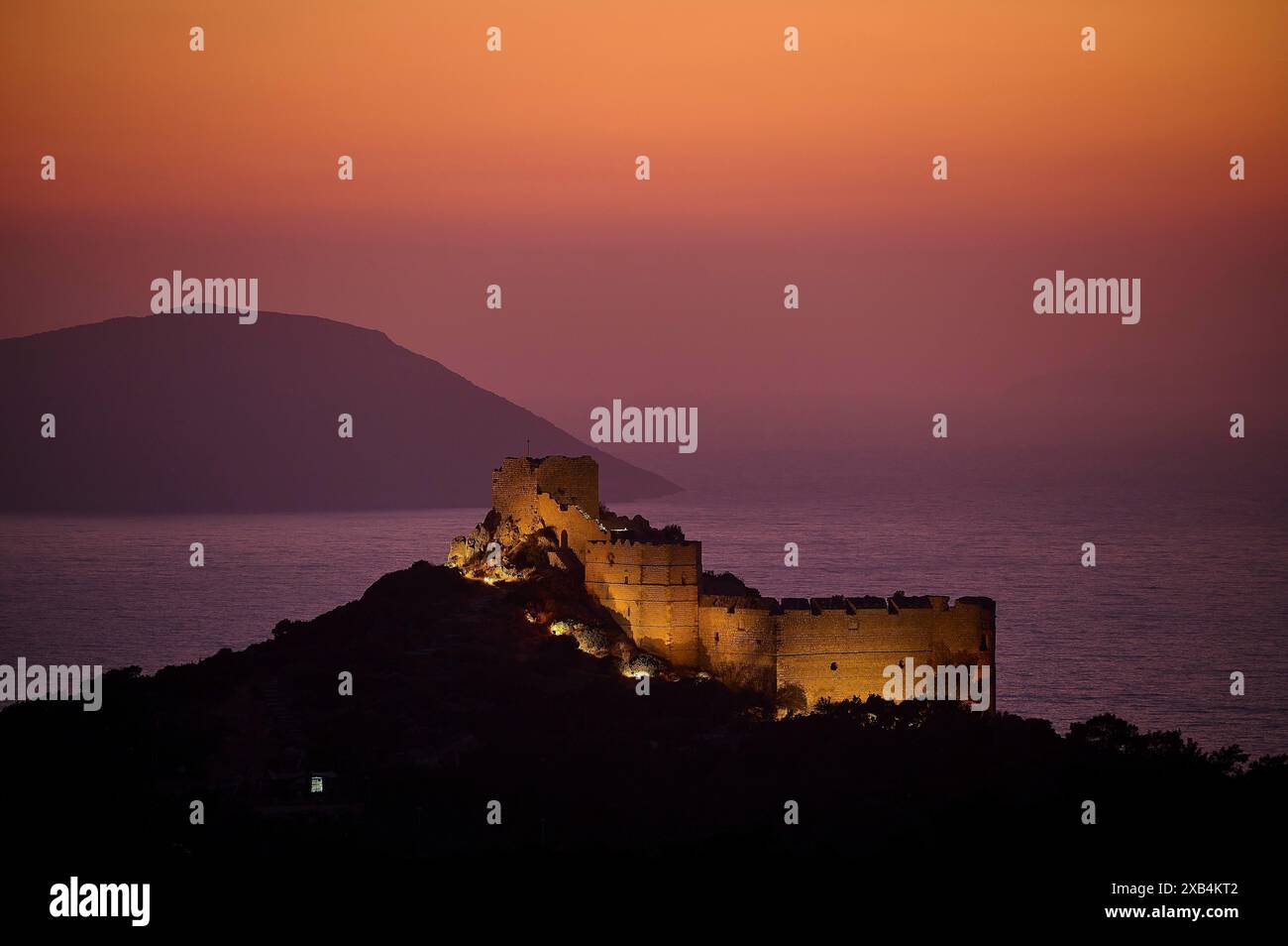 Rovine del castello illuminate al crepuscolo con vista sul mare e sulle montagne circostanti, il castello di Kritinia, il castello di San Giovanni, Kritinia, Rodi Foto Stock