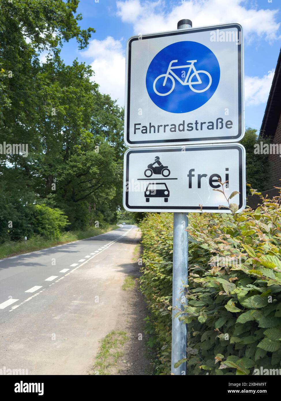 Cartello stradale Bicycle Road sotto il cartello con pittogramma per auto moto gratis, a sinistra sul bordo dell'immagine al centro della segnaletica stradale Foto Stock