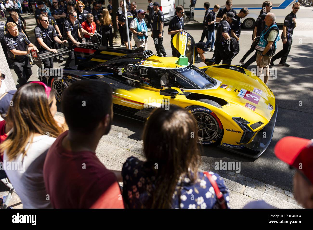 03 BOURDAIS Sebastien (fra), VAN DER ZANDE Renger (ned), DIXON Scott (nzl), Cadillac Racing, Cadillac V-Series. R #03, Hypercar, azione durante lo Scrutineering della 24 ore di le Mans 2024, 4° round del Campionato del mondo Endurance FIA 2024, sulla Place de la Republique, dal 7 all'8 giugno 2024 a le Mans, Francia Foto Stock