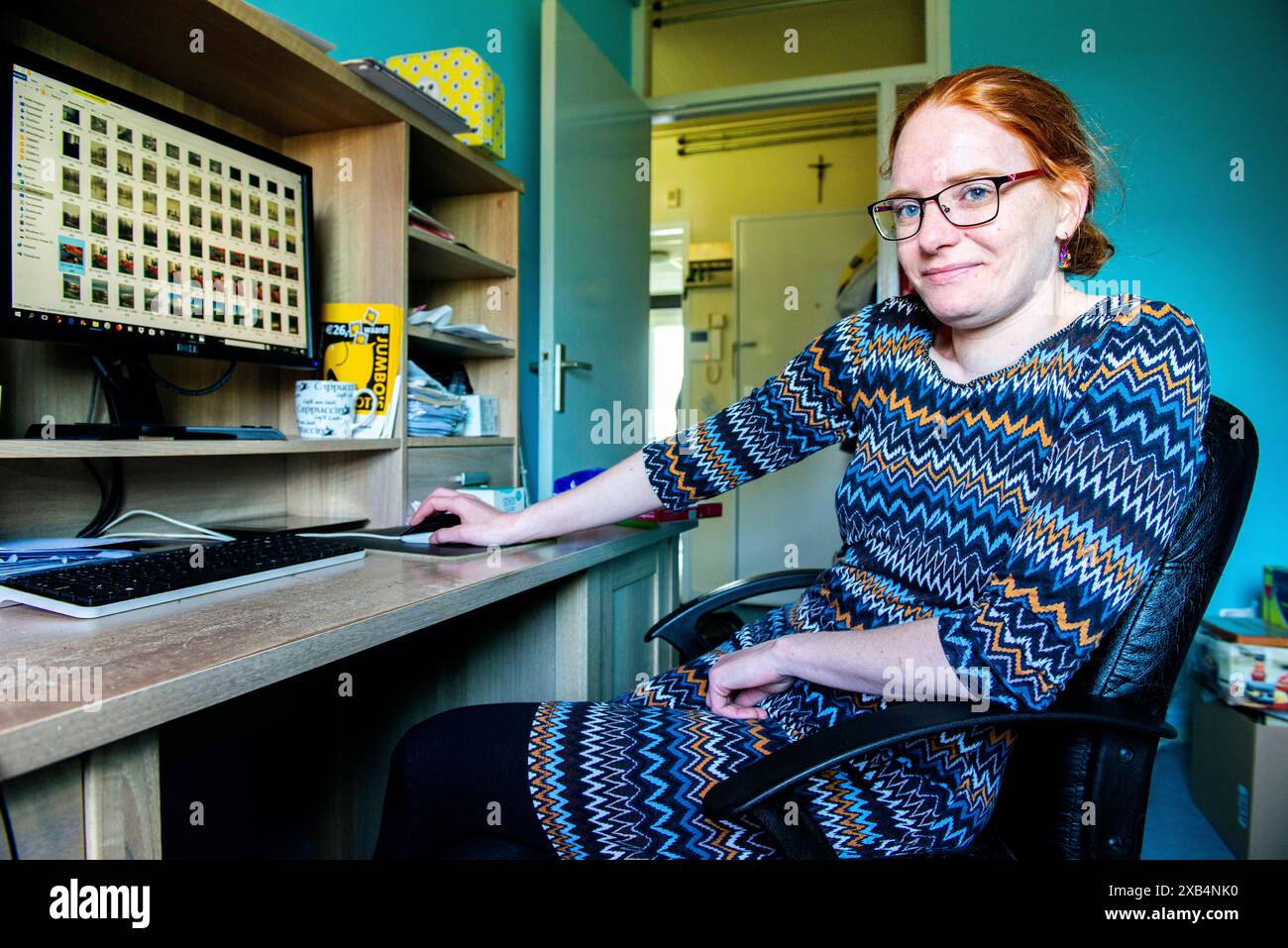 Giovane donna che lavora da casa giovane donna che lavora a casa, usa il suo computer per caricare e gestire le sue foto sul sito web di Dreamstime microstock. Roosendaal, Paesi Bassi. Roosendaal at Home in Jan Vermeerlaan Noord-Brabante Nederland Copyright: XGuidoxKoppesxPhotox Foto Stock