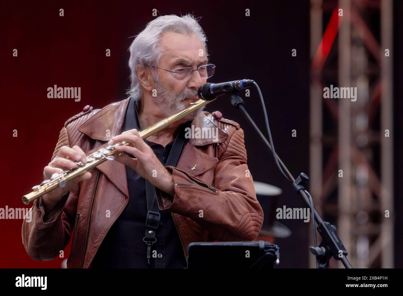 electra-Gründer Bernd Aust Querflöte ist musikalischer Gast bei Thomas Stelzer & Friends SÄSCH - 60 Jahre Das große Jubiläumskonzert zum 60igsten Geburtstag des Dresdner Musikers Thomas Stelzer Open Air in der Freilichtbühne Junge Garde Dresden. *** Il fondatore di electra Bernd Aust flauto è ospite musicale al Thomas Stelzer Friends SÄSCH 60 anni il grande concerto anniversario per il 60 compleanno del musicista di Dresda Thomas Stelzer Open Air sul palco all'aperto Junge Garde Dresden Foto Stock