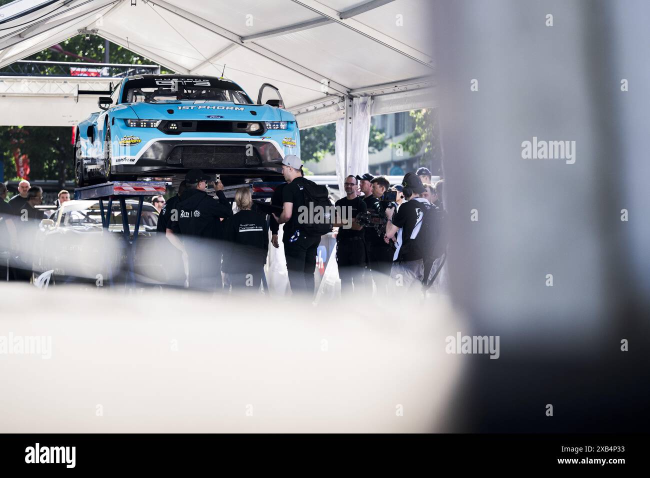 77 BARKER Ben (gbr), HARDWICK Ryan (usa), ROBICHON Zacharie (CAN), Proton Competition, Ford Mustang GT3 #77, LM GT3, FIA WEC, azione durante lo Scrutineering della 24 ore di le Mans 2024, 4° round del FIA World Endurance Championship 2024, sulla Place de la Republique, dal 7 all'8 giugno 2024 a le Mans, Francia Foto Stock