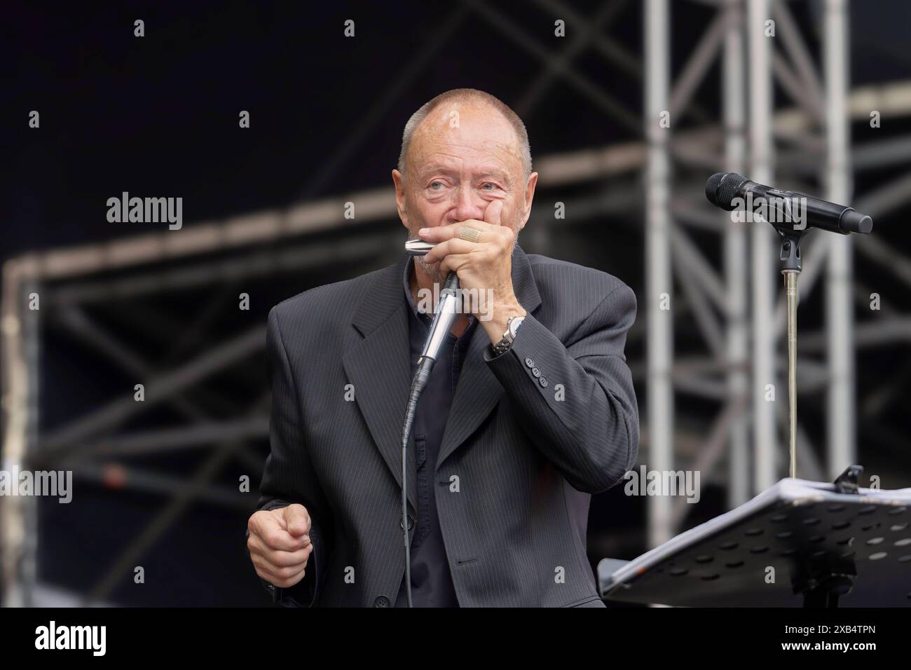 Bernd Kleinow Mundharmonika ist musikalischer Gast bei Thomas Stelzer & Friends SÄSCH - 60 Jahre Das große Jubiläumskonzert zum 60igsten Geburtstag des Dresdner Musikers Thomas Stelzer Open Air in der Freilichtbühne Junge Garde Dresden. *** Bernd Kleinow Mundharmonika è ospite musicale presso Thomas Stelzer Friends SÄSCH 60 Jahre il grande concerto di anniversario per il 60 ° compleanno del musicista di Dresda Thomas Stelzer Open Air presso il palco all'aperto Junge Garde Dresden Foto Stock