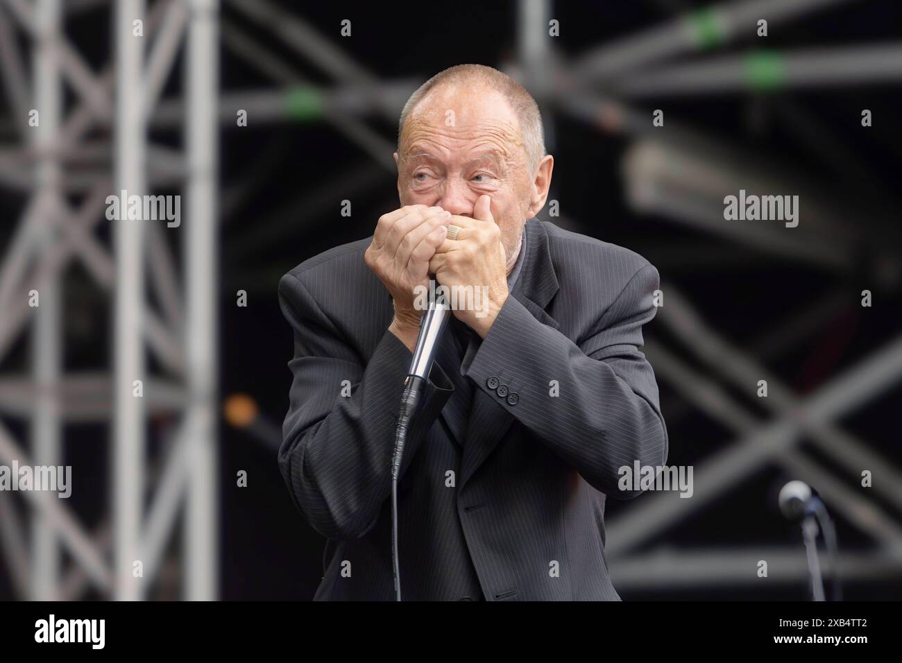 Bernd Kleinow Mundharmonika ist musikalischer Gast bei Thomas Stelzer & Friends SÄSCH - 60 Jahre Das große Jubiläumskonzert zum 60igsten Geburtstag des Dresdner Musikers Thomas Stelzer Open Air in der Freilichtbühne Junge Garde Dresden. *** Bernd Kleinow Mundharmonika è ospite musicale presso Thomas Stelzer Friends SÄSCH 60 Jahre il grande concerto di anniversario per il 60 ° compleanno del musicista di Dresda Thomas Stelzer Open Air presso il palco all'aperto Junge Garde Dresden Foto Stock