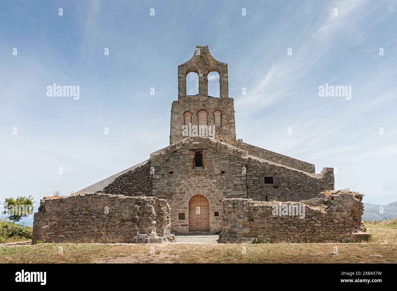La chiesa di Santa Helena è di origine pre-romanica. Era la chiesa della città medievale di Santa Creu de Rodes. L'unicità della sua campana towe Foto Stock